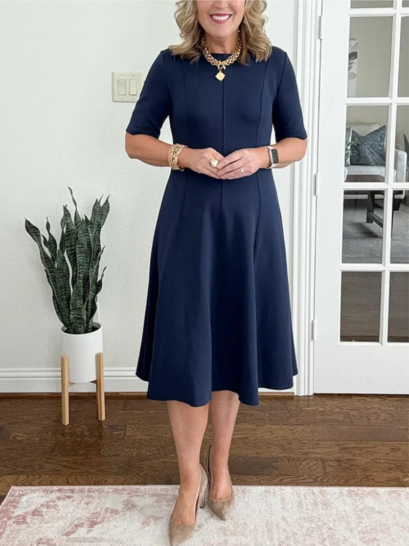 Clara – Dress with round neckline and fitted waist
