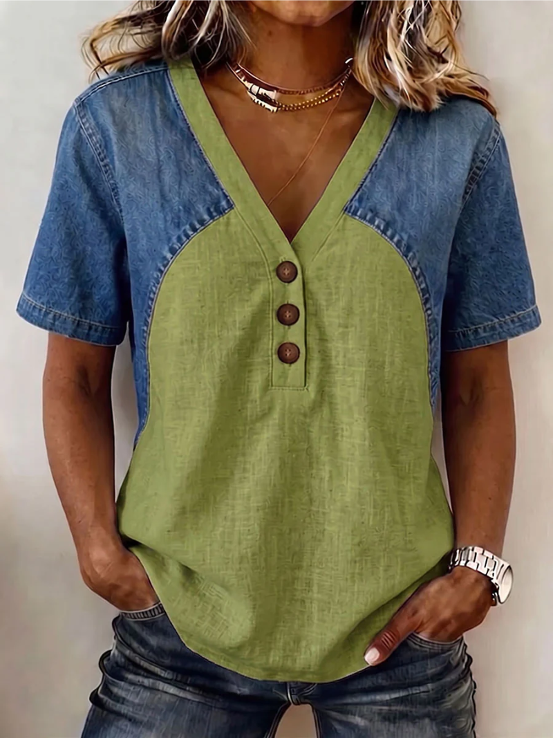 Romy – Blouse with V-neck and button closure