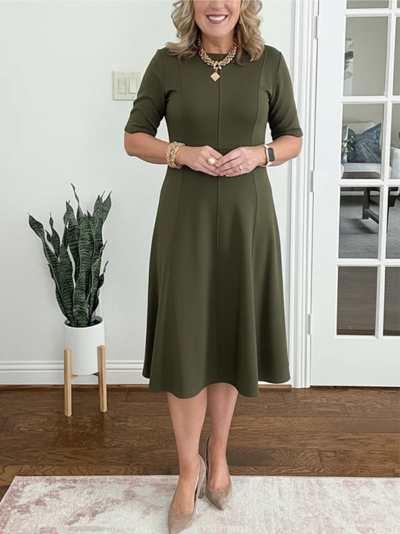 Clara – Dress with round neckline and fitted waist